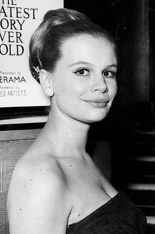 Joanna Dunham interpretando a Sheila Martin