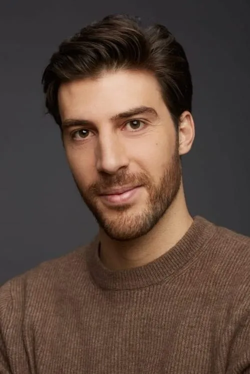 Joaquín Caserza interpretando a Compañero de oficina