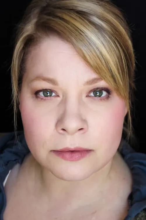 Jodi Kingsley interpretando a Evelyn