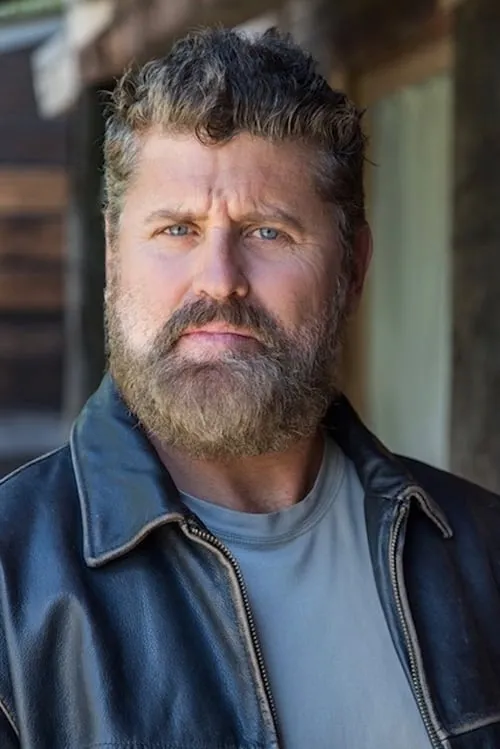 Joe Bucaro III interpretando a Anatoli / Aristotle