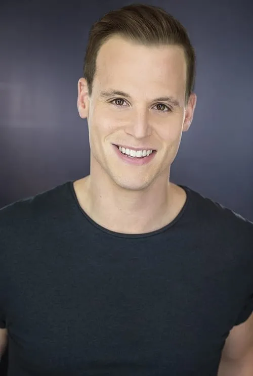 Joe Conti interpretando a Tyler Hall