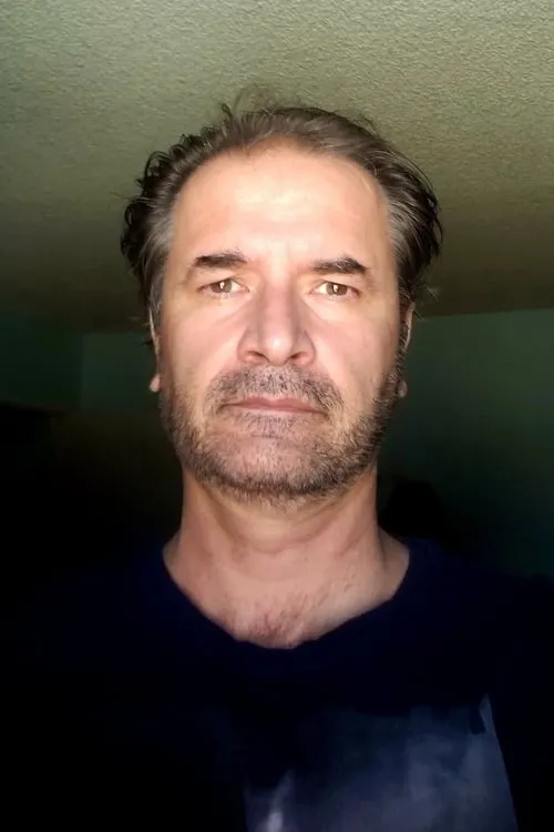 Joe Jagatic interpretando a Coroner Steve Zin