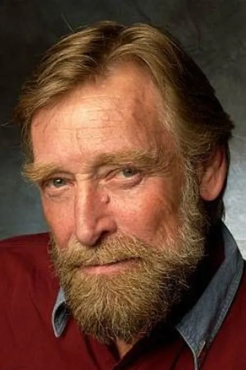 Joe La Due interpretando a DJ