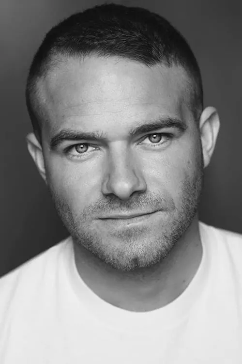 Joe Layton interpretando a John