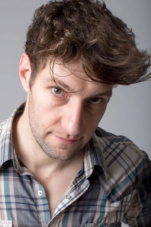 Joe Leone interpretando a Irwin