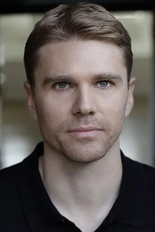 Joe Macaulay interpretando a Seth