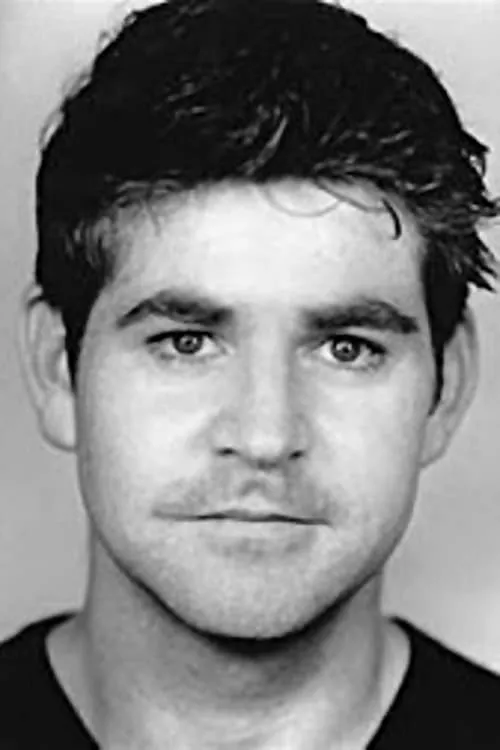 Joe Renton interpretando a Colin