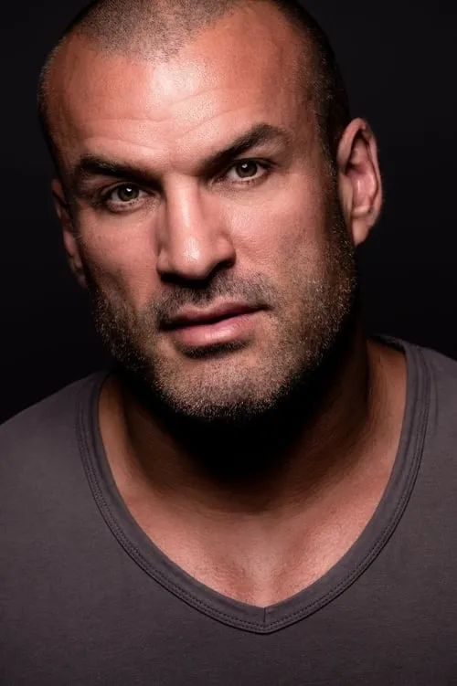 Joel Gagne interpretando a Plumber