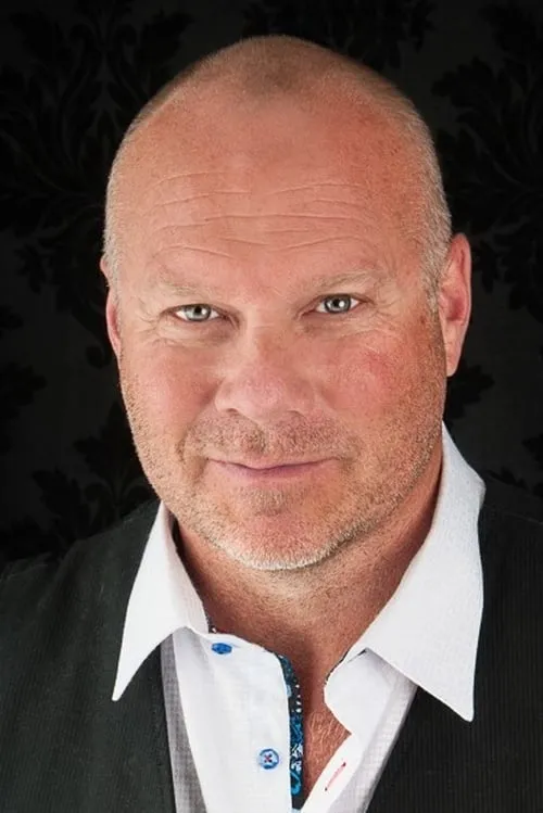 Joel Jackshaw interpretando a Stevens