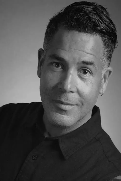 Joey Attawia interpretando a 