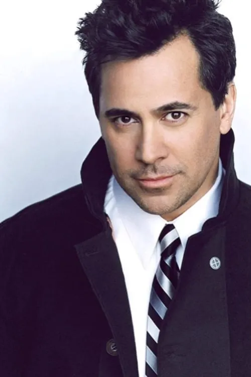 Joey Lanai interpretando a Dylan