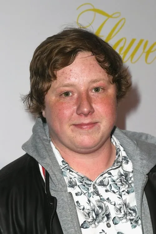 Joey Morgan interpretando a Luke