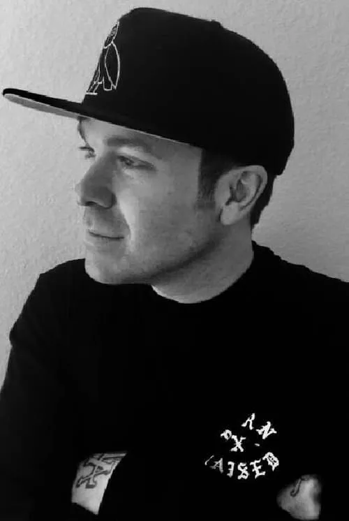 Joey Simmrin interpretando a Manfred 'Turbo' Bruntley