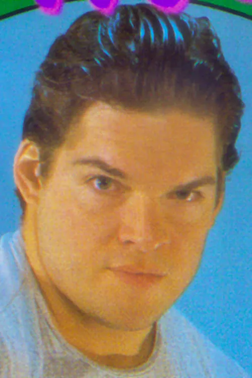 Joey Stevens interpretando a 