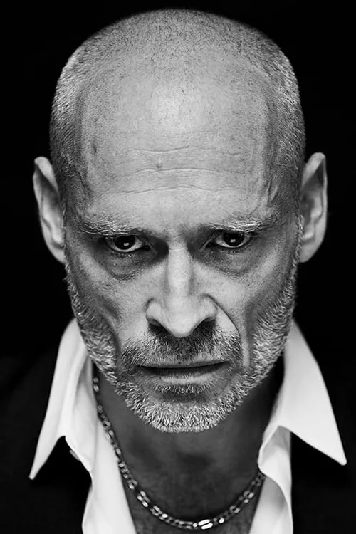 Johannes Krisch interpretando a Philipp Benedikt