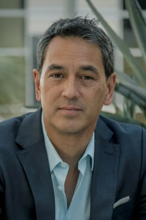 John Baldecchi interpretando a George