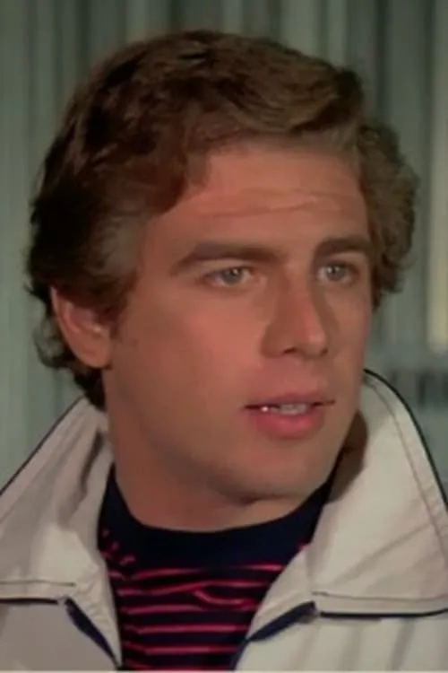 John Elerick interpretando a Sergeant Hanrathy