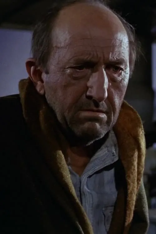 John Harmon interpretando a Sammy Hess