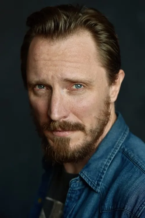 John Hoogenakker interpretando a Detective Rale