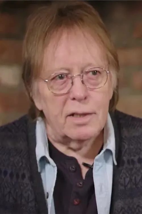 John Hutchinson interpretando a Self - Musician