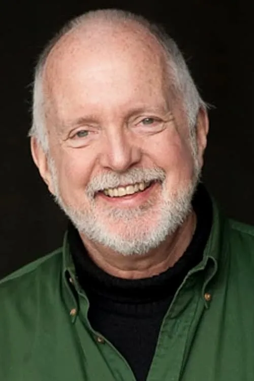 John Innes interpretando a Roger Eno