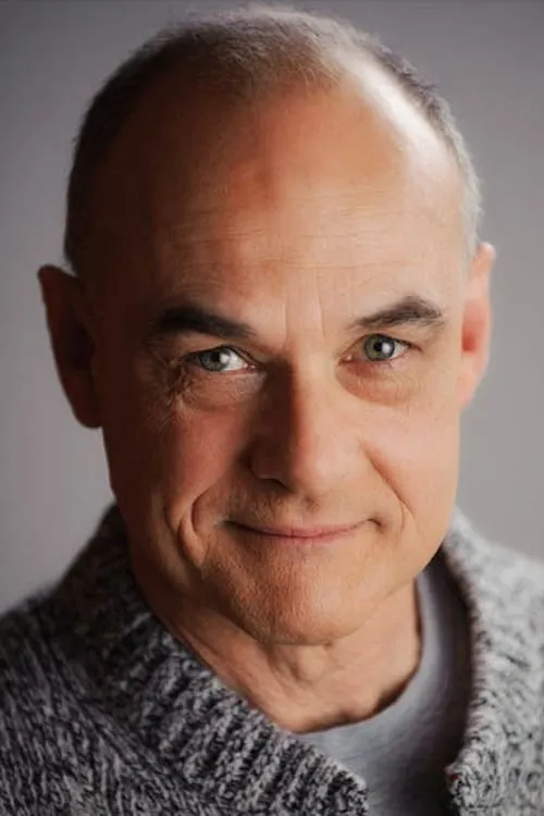 John Koensgen interpretando a Senator Sinclair