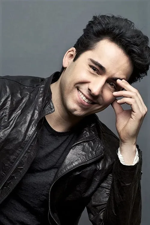 John Lloyd Young interpretando a Nelson Hirsch