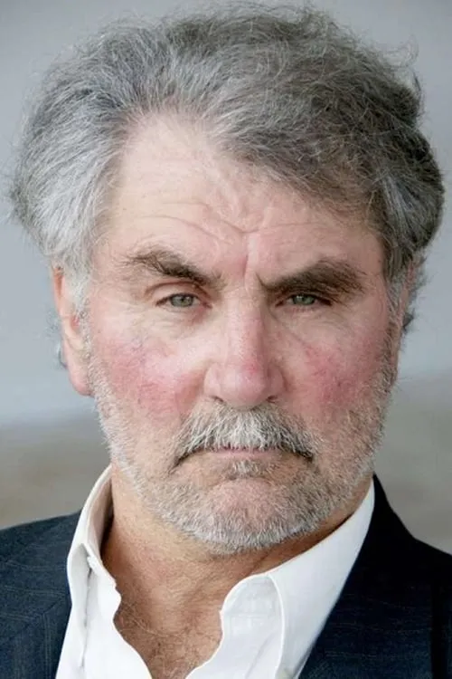 John Mellor interpretando a Roger