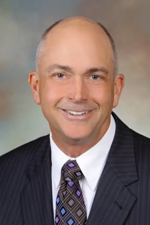 John Miller interpretando a Toy Shop Assistant