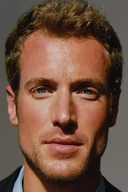 John Ruby interpretando a Luke Williams