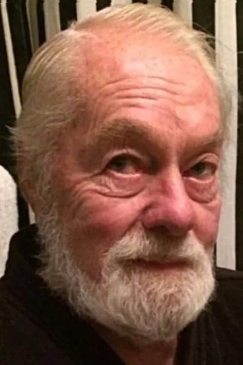 John Whiteley interpretando a Joey