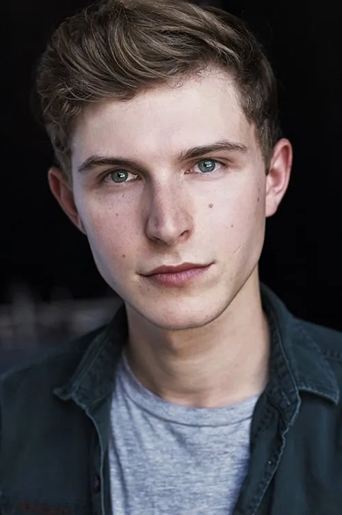 Johnny Berchtold interpretando a Fielding Marshall