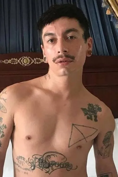 Johnny Castro interpretando a