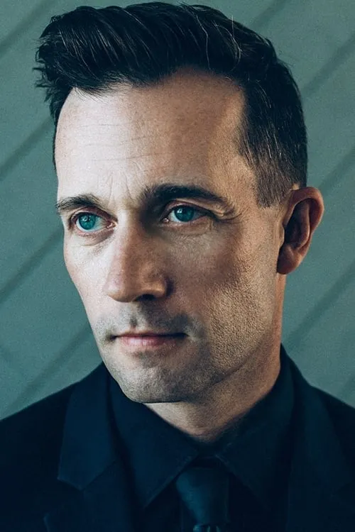 Johnny Hawkes interpretando a Stu