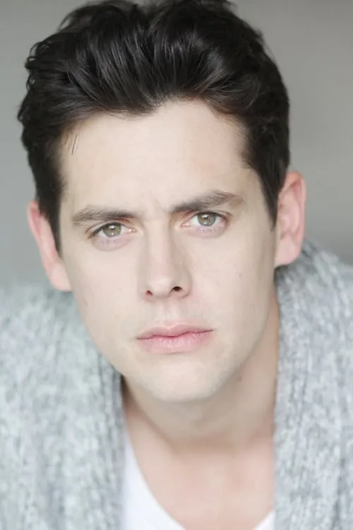 Johnny Rasse interpretando a Géraud Champreux