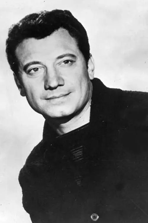 Johnny Seven interpretando a Mr. Ravitch