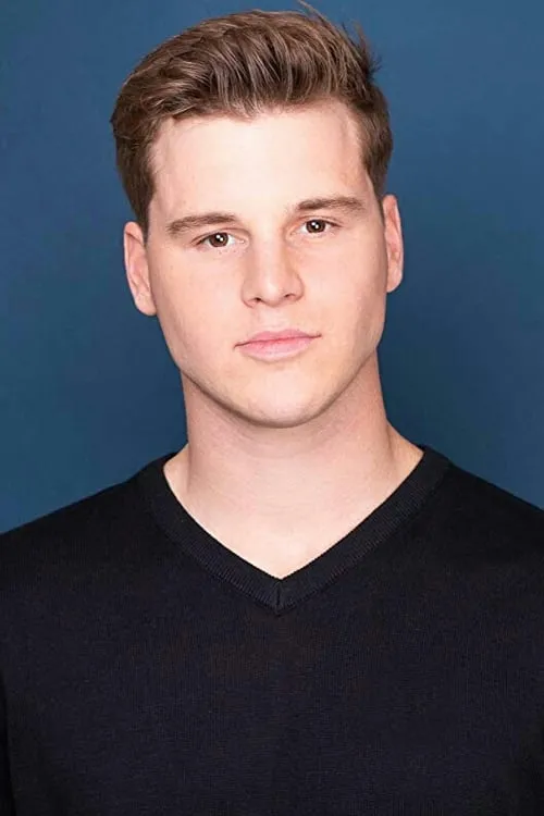 Jon Champagne interpretando a Carl Luccetti