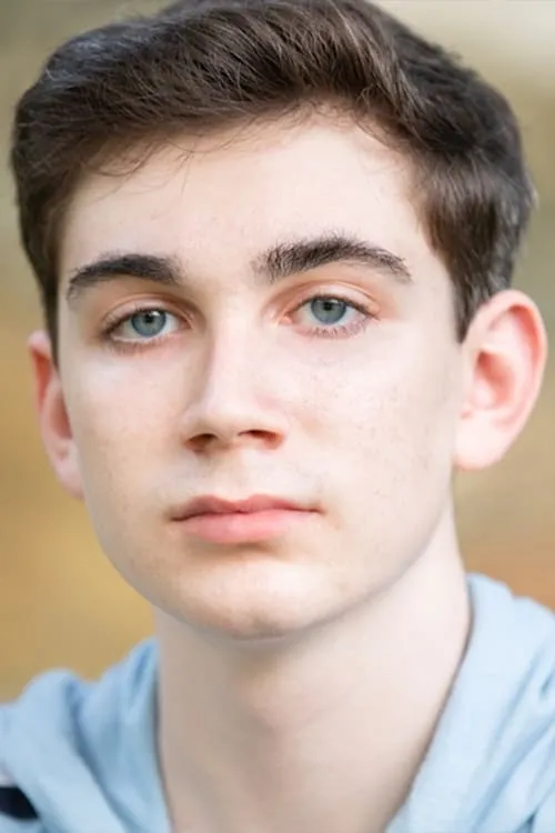 Jonah Coppolelli interpretando a Carl