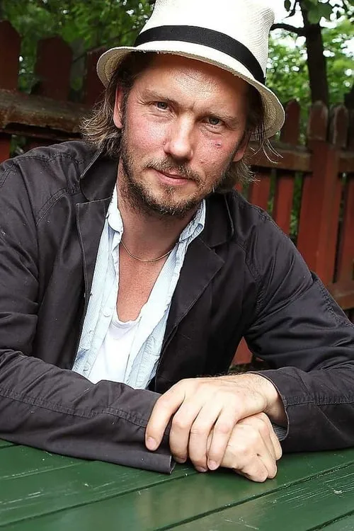 Jonas Inde interpretando a Loke Martinzon / Tommy Bohlin / Hardy Andersson