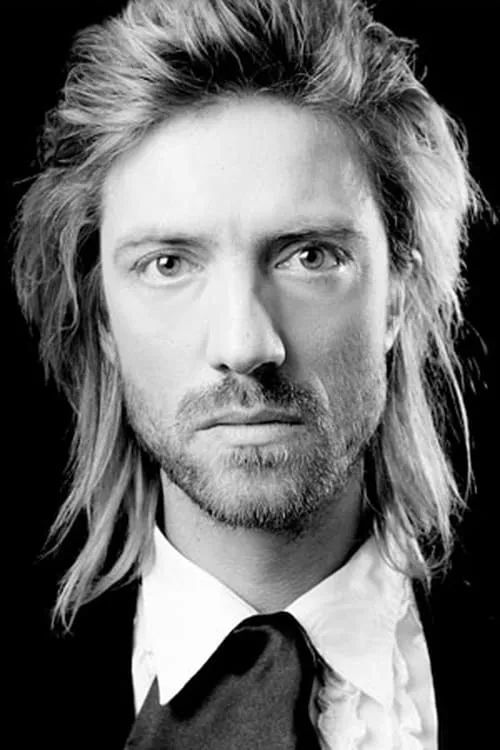 Jonas Linde interpretando a Sam