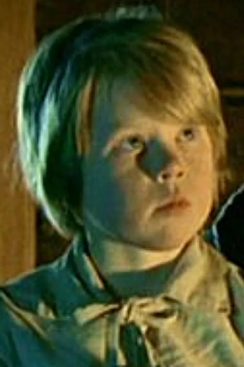 Jonas Rinne interpretando a Nikolas 7-vuotiaana