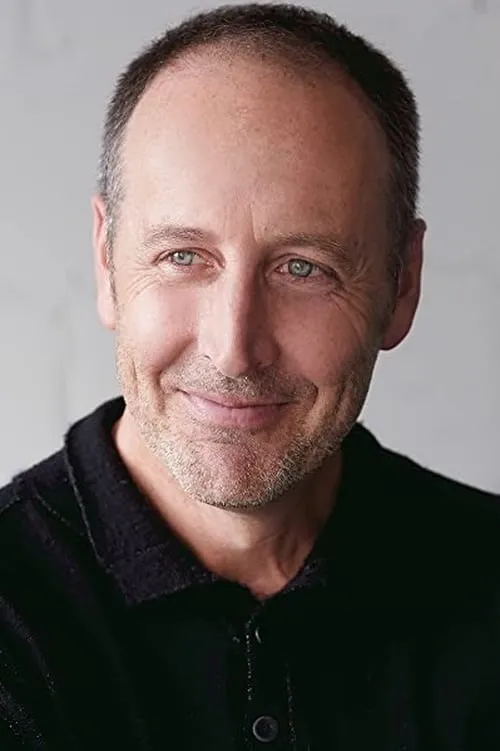 Jonathan Higgins interpretando a Dean Cromwell