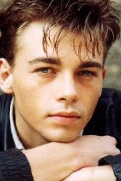 Jonathan Levy interpretando a