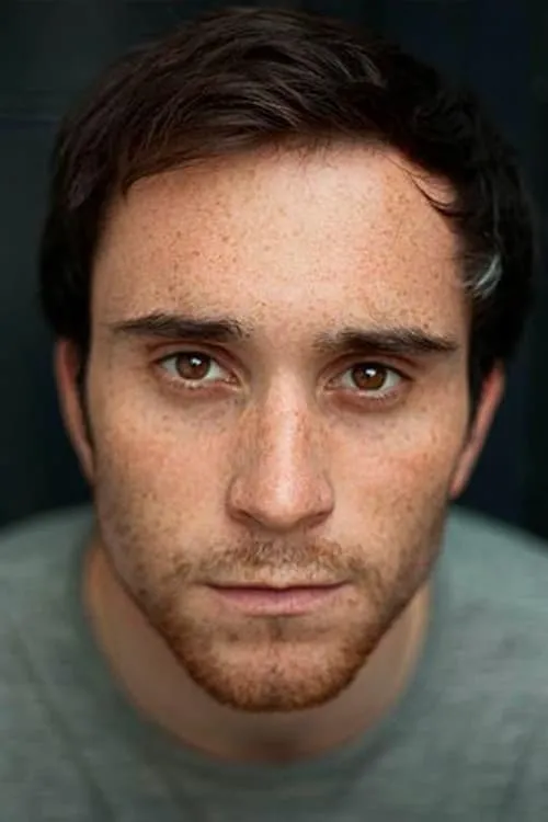 Jonathan Milshaw interpretando a Mitch