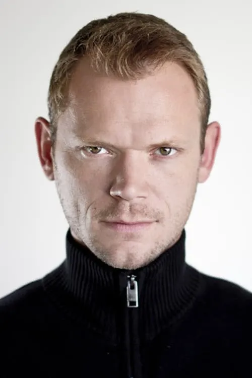 Jonathan Oldham interpretando a Thomas