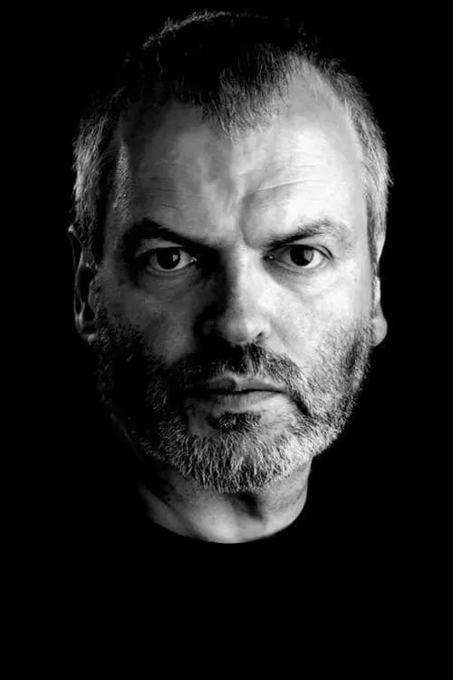 Jonathan Ryan interpretando a Howard Wakefield