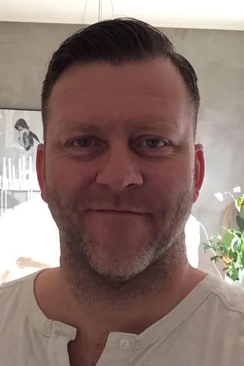 Jone Hope Larsen interpretando a Lasse's father