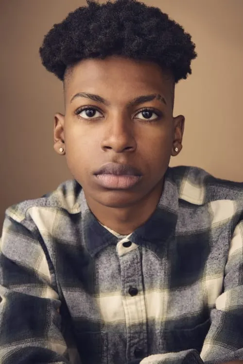 Jordan Aaron Hall interpretando a Zeke