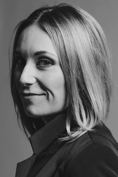 Jordan Canning interpretando a Alison