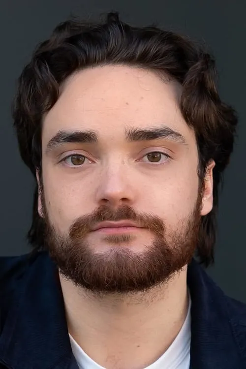 Jordan Chodziesner interpretando a Formal Escort 1